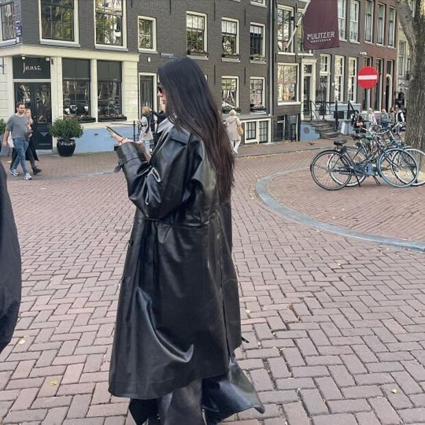 Dua Lipa enseña cómo llevar un "total look" de cuero esta temporada