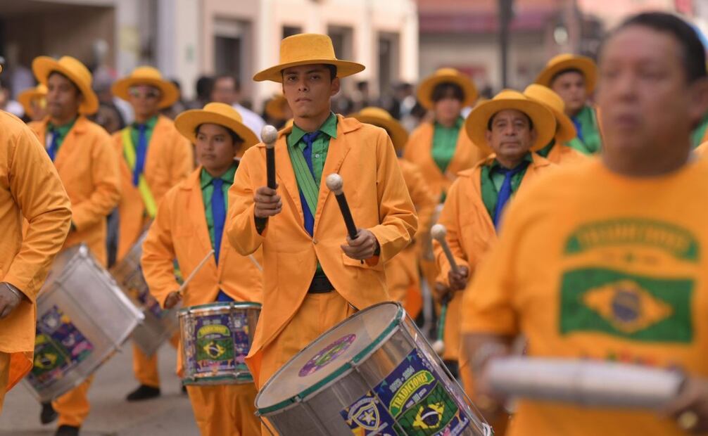 Con tambores y trajes vistosos, diversos músicos ponen el son a esta festividad (31/12/2024). Foto: Especial