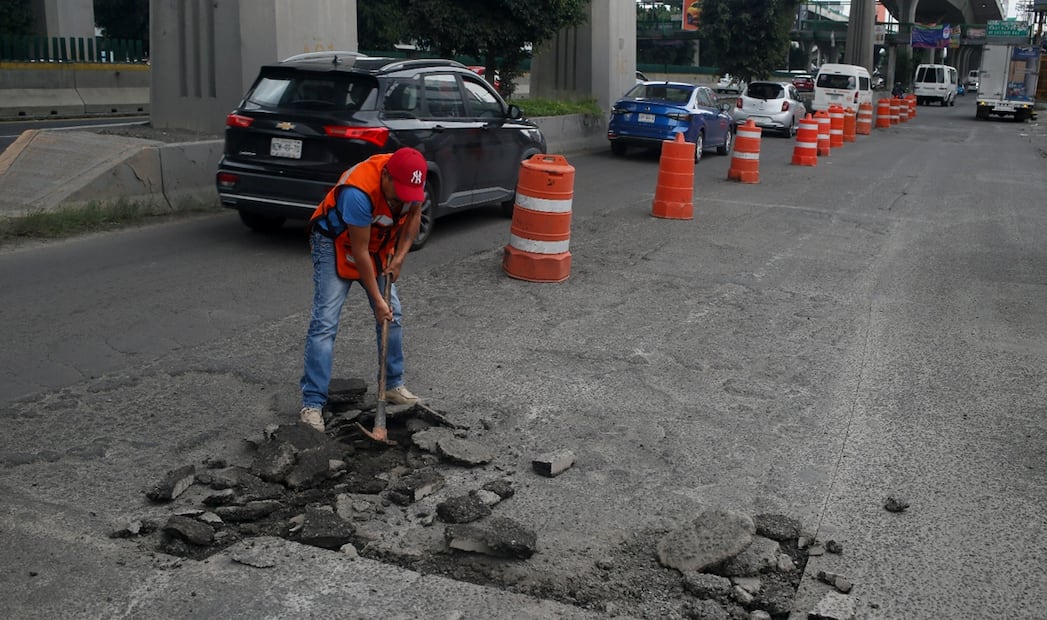 Trabajadores continúan con el bacheo de Periférico Norte, en el Estado de México, el 9 de julio de 2025. Foto: Darío Luna/EL UNIVERSAL