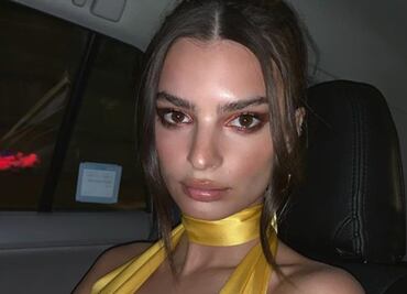Emily Ratajkowski impacta con escote profundo en boda de Marc Jacobs