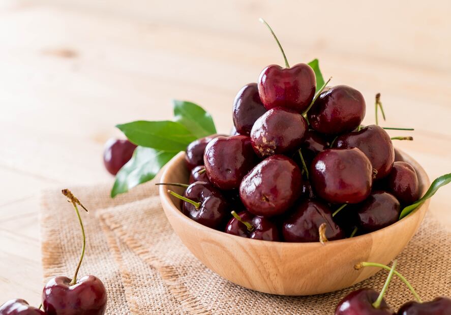 Cerezas y almendras son aliadas naturales para elevar la melatonina y favorecer un sueño profundo. Foto: Freepik