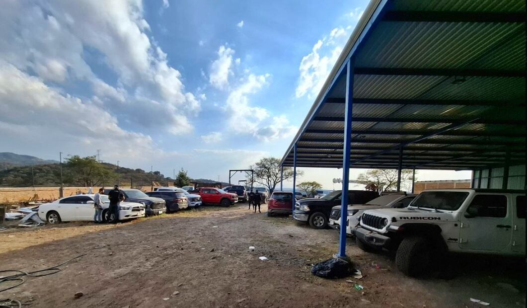 La Fiscalía de Jalisco aseguró 60 automotores de alta gama que ingresaron al país de forma clandestina desde los Estados Unidos. Foto: @FiscaliaJal