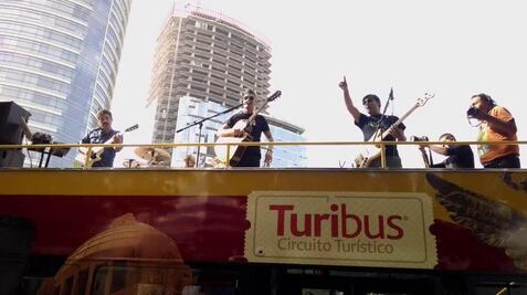 La Gusana Ciega regala música en movimiento en el Turibus