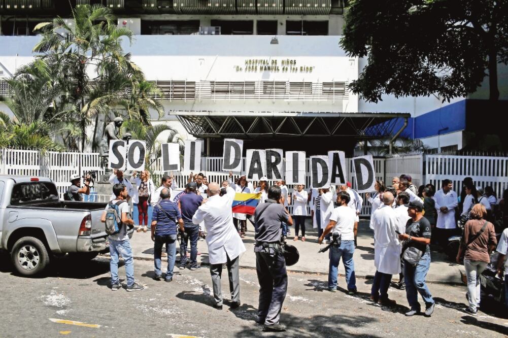 Médicos del Hospital de los Niños Dr. José Manuel de los Ríos venez olaron protestaron ayer afuera de las instalaciones por la falta de energía. (MARCO BELLO. REUTERS)