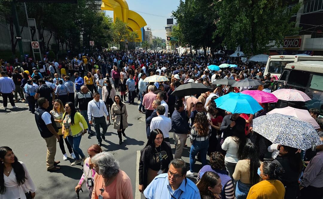 Trabajadores de las oficinas ubicadas en el centro de la ciudad de México participaron en el simulacro. Foto: Jorge Alejandro Medellín/EL UNIVERSAL