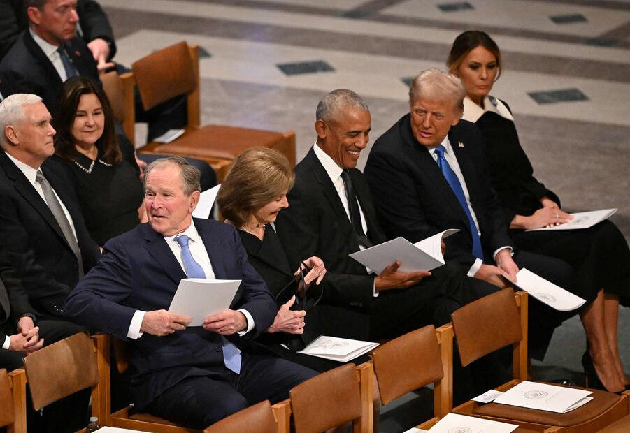 El expresidente Barak Obama (tercero de der. a izq) charla animadamente con el presidente electo de Estados Unidos, Donald Trump, durante el funeral de Jimmy Carter, en la Catedral Nacional de Washington, DC. MANDEL NGAN. AFP