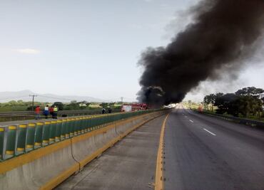 Se incendia autobús de pasajeros en autopista Córdoba-Veracruz