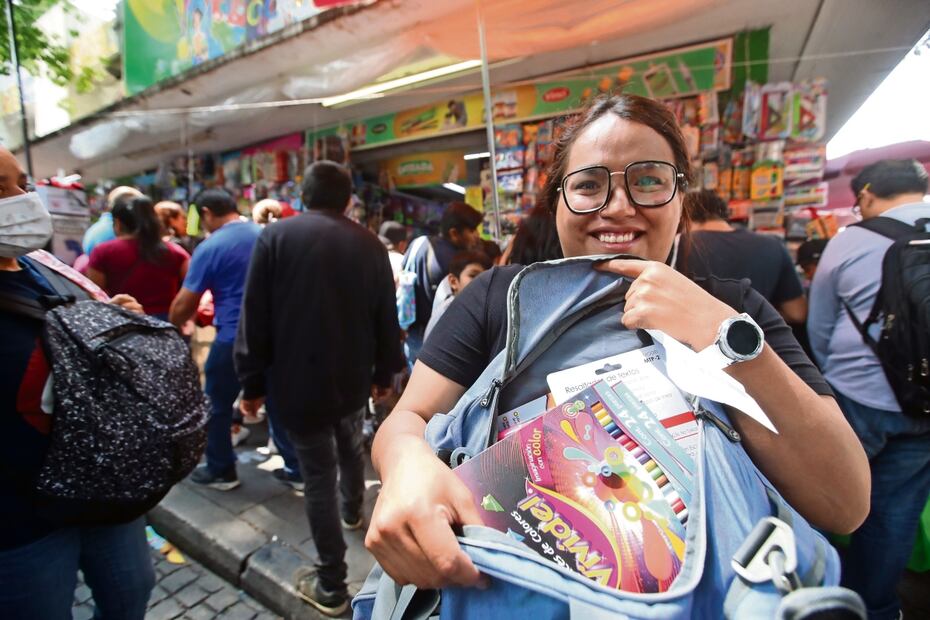 La calle de Mesones en el centro histórico es año con año el centro neurálgico para miles de padres d familia que surten los útiles escolares de sus hijos. El próximo 28 de agosto inicia el ciclo escolar 2023-2024. Fotos: Francisco Rodríguez
