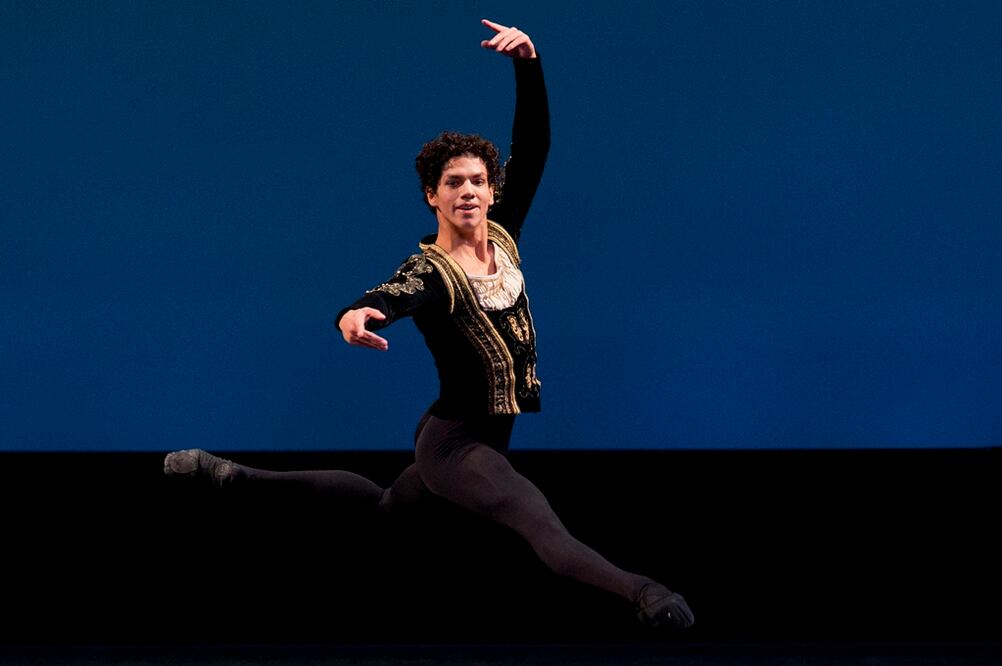 Isaac Hernández performing in “Despertares 2017” - Rebecca Blackwell/AP