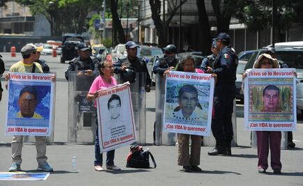 Padres de los 43 madrugan a Policía Federal