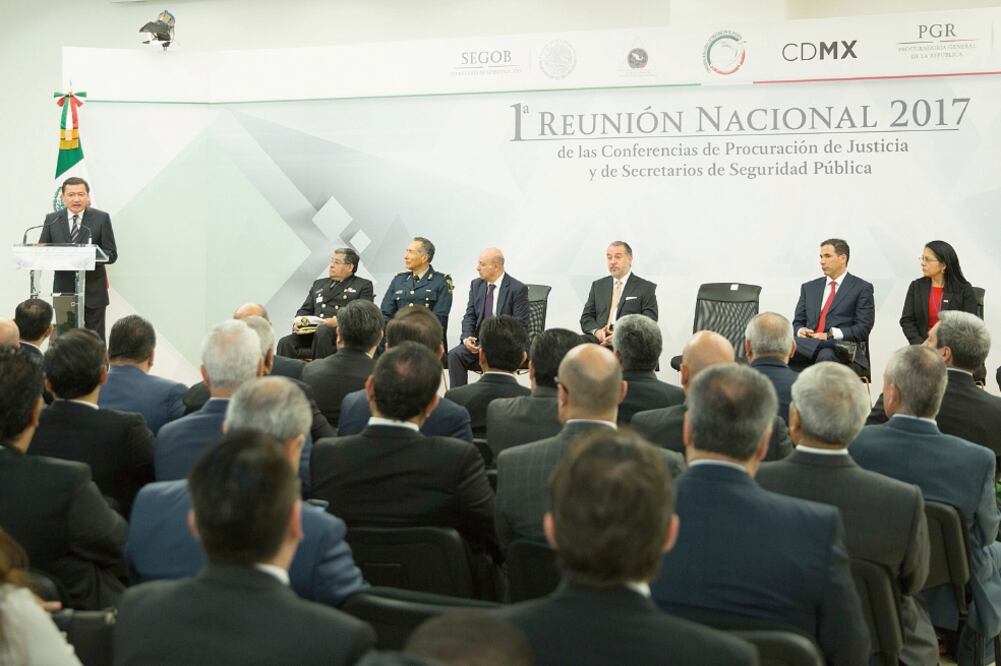 El secretario de Gobernación, Miguel Ángel Osorio, expresó que los estados deben asumir sus responsabilidades de profesionalización de sus policías. (SEGOB)