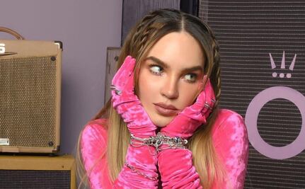 Belinda brilla con minivestido negro y botas rosas en La más draga