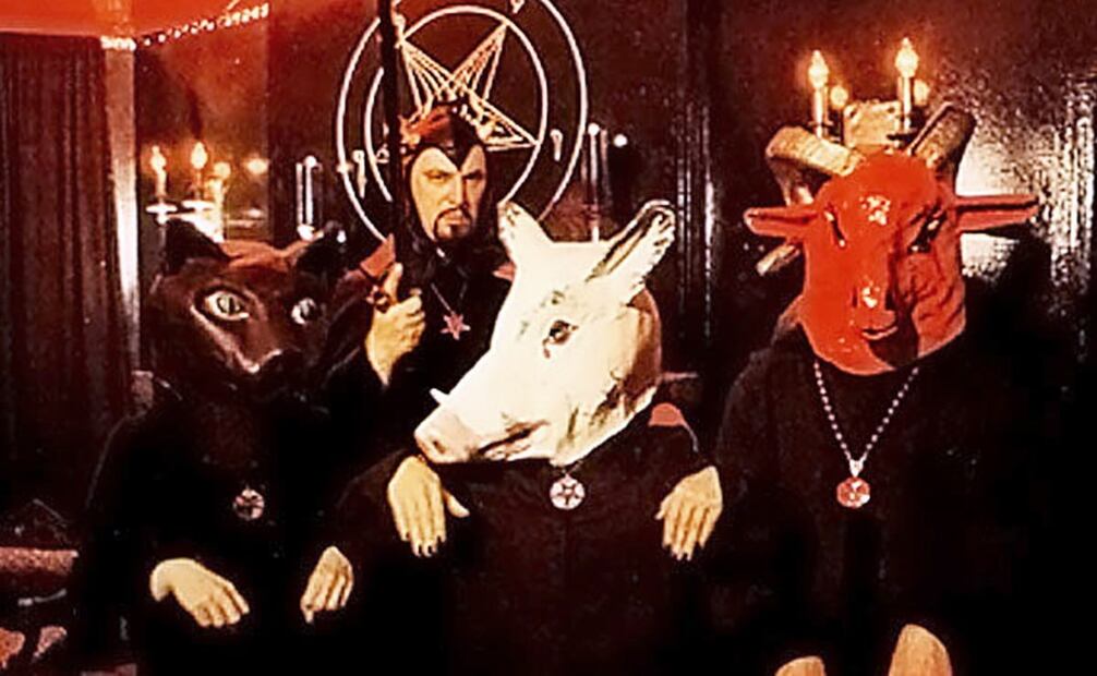 Anton LaVey y miembros de la Iglesia de Satán. Según afirmó TIME, los satanistas laveyanos “se visten con los adornos más extravagantes del ocultismo, pero para ellos es principalmente psicodrama o una farsa de feria”. Foto: Church of Satan/ESPECIAL.