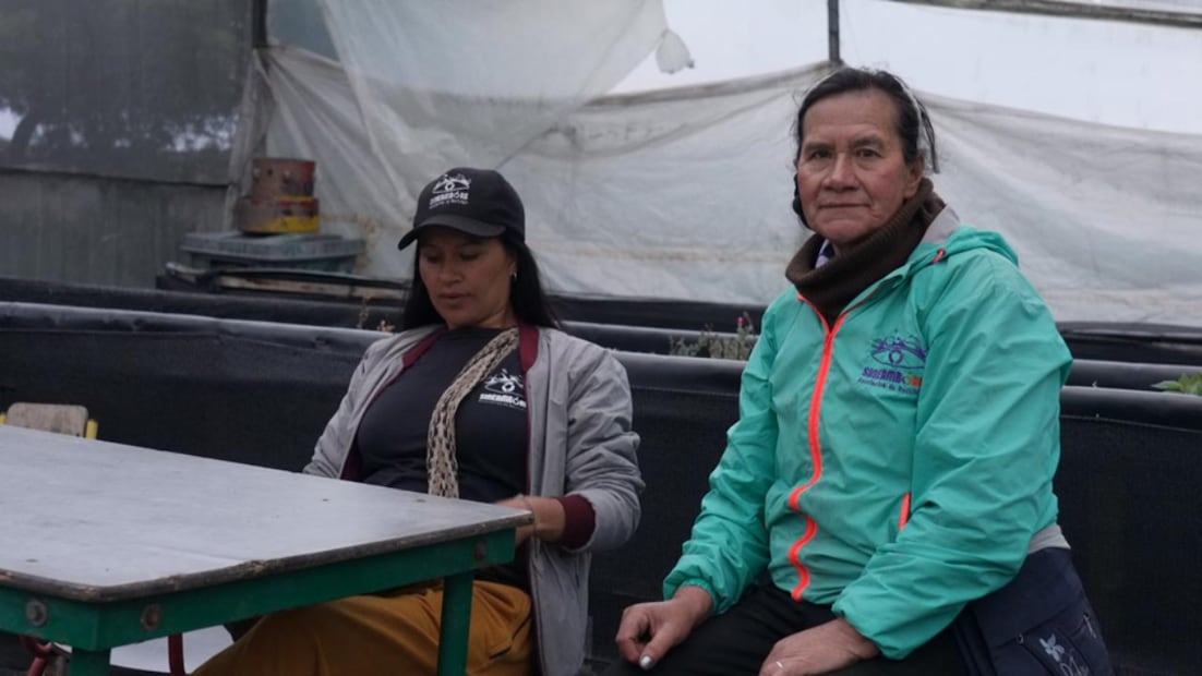 Lina Osorio y su mamá María del Carmén, recuperadoras de oficio e integrantes de la asociación de reciclaje Sineambore, frente a la planta de reciclaje orgánico. Foto: Aldo Sotelo