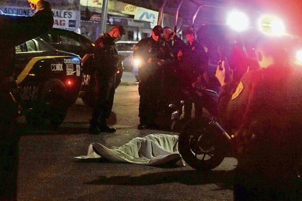 Ataque. La madrugada de ayer, policías fueron notificados de que había cuatro personas sin vida. Los familiares sólo reconocieron a tres. (ESPECIAL)