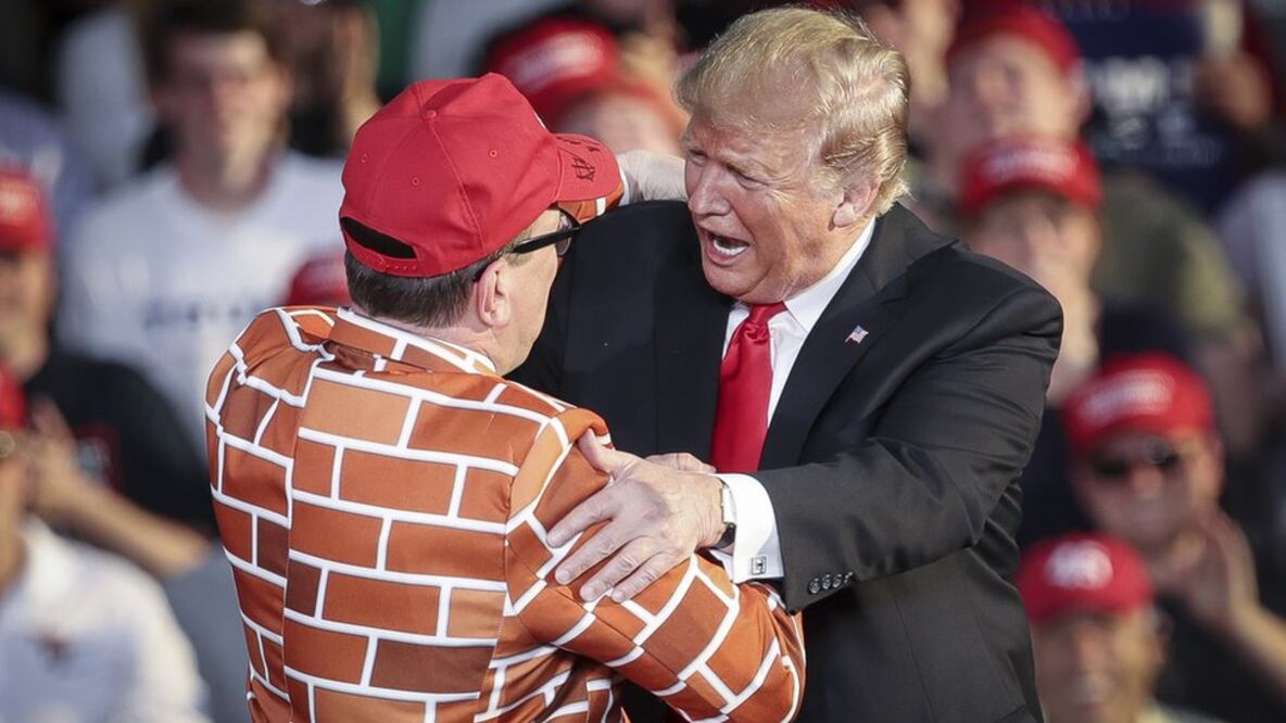 Vestido de muro, un partidario se acerca a saludar a Trump durante un mitin. Foto: Getty Images