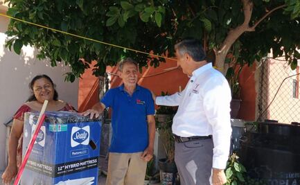 Américo Villarreal recorre zonas afectadas por inundaciones en Tamaulipas; entrega colchones, despensa y artículos de limpieza