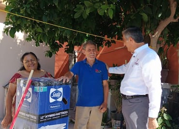 Américo Villarreal recorre zonas afectadas por inundaciones en Tamaulipas; entrega colchones, despensa y artículos de limpieza