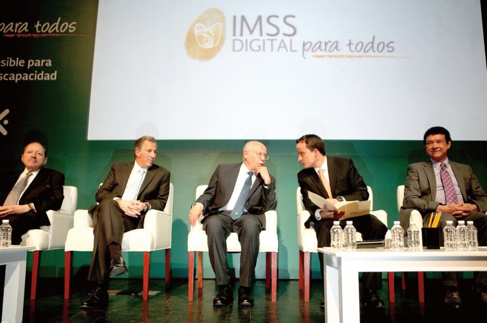 El director del Instituto Mexicano del Seguro Social, Mikel Arriola, acompañado de los secretarios de Salud, José Narro, y de Desarrollo Social, José Antonio Meade, presentó la plataforma “IMSS Digital para Todos” (VALENTE ROSAS. EL UNIVERSAL)