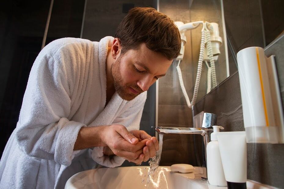 Los hombres también deben lavar su cara dos veces al día, a menos que un dermatólogo indique lo contrario. Foto: Freepik