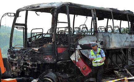 Mueren 35 personas tras choque de autobús en China 