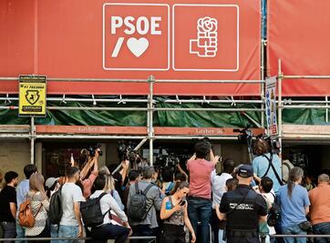 El PSOE vive horas críticas; escándalos complican a Sánchez