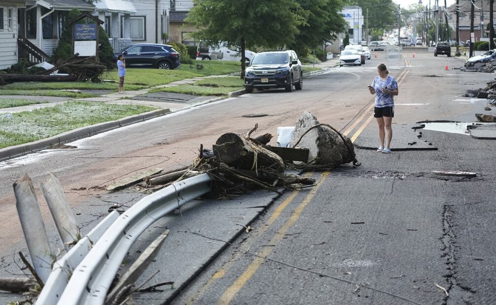 Una mujer observa las afectaciones causadas a una carretera dañada por las inundaciones en North Plainfield, Nueva Jersey, el martes 15 de julio de 2025. Foto: AP