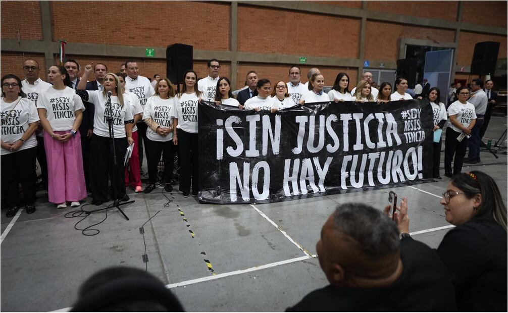 Diputados del PAN protestan en sesión de la reforma judicial en sede alterna. Foto: Diego Simón/EL UNIVERSAL