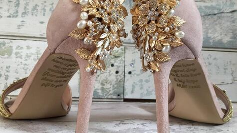 Mujer enferma de cáncer terminal deja emotivo mensaje en zapatos de boda de su hija