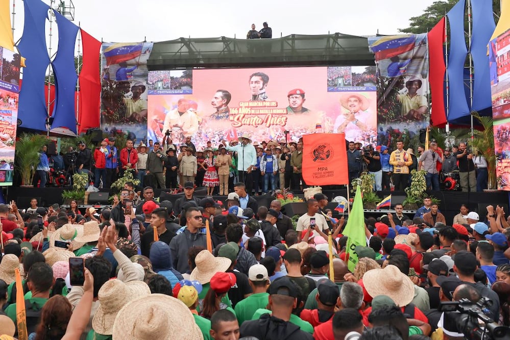 El presidente de Venezuela, Nicolás Maduro (centro), habla durante una manifestación convocada por el Partido Socialista Unido de Venezuela (PSUV),  en Caracas. FOTO: MIGUEL GUTIÉRREZ. EFE