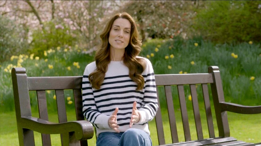 En esta imagen tomada de un video publicado por BBC Studios el viernes 22 de marzo de 2024, Kate Middleton, la princesa de Gales, anuncia que, tras una cirugía abdominal en enero, recibe tratamiento contra cáncer. Foto: AP