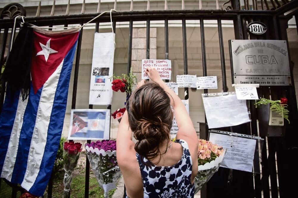 En la capital argentina, varias personas se acercaron a la embajada cubana para dejar mensajes y flores por la muerte de Fidel Castro. (FOTO: MARTÍN ZABALA. XINHUA)