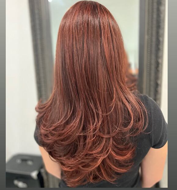 Quienes desean lucir su larga cabellera pueden optar por un corte moderno en capas. Foto: Especial. Instagram @samy.hairdo