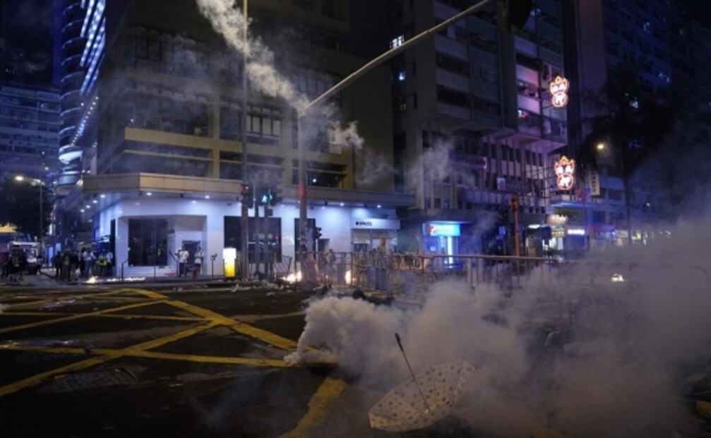Chocan manifestantes y policías en protestas en Hong Kong