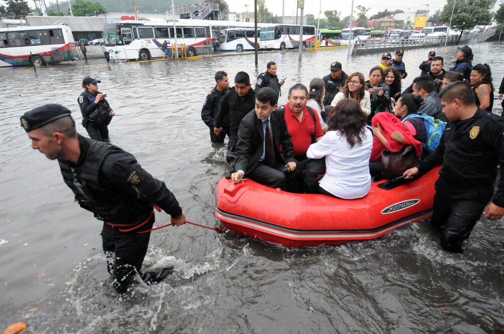 Ante las inundaciones fue necesario utilizar lanchas para sacar a la gente que quedó atrapada en sus autos y transporte público en Insurgentes,a la altura de Indios Verdes. (EDUARDO SÁNCHEZ ROMERO. EL UNIVERSAL)
