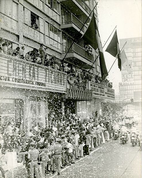 La “lluvia de confeti” para Juan Pablo II fue posible porque ni las marquesinas de los teatros se libraron de las filas de curiosos y entusiastas. Foto: Alberto Esquivel/Archivo EL UNIVERSAL.