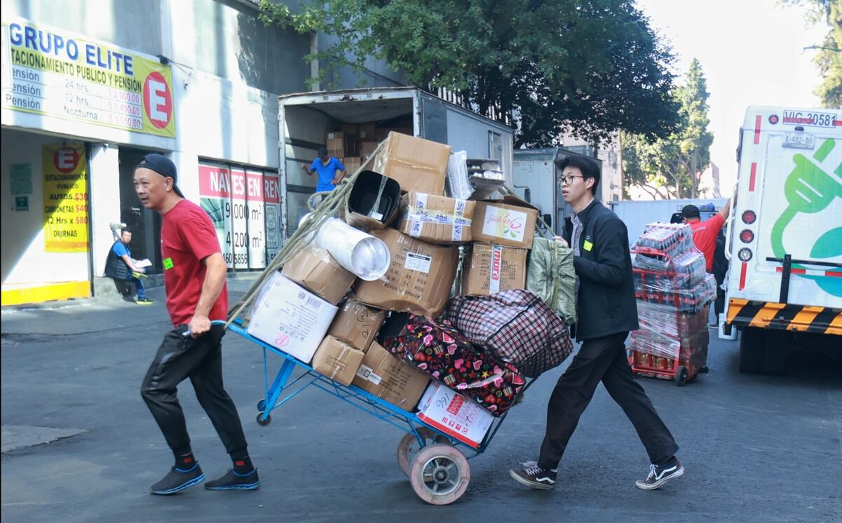 Productos chinos de Izazaga 89 son trasladados a bodegas. Foto: Fernanda Rojas/EL UNIVERSAL
