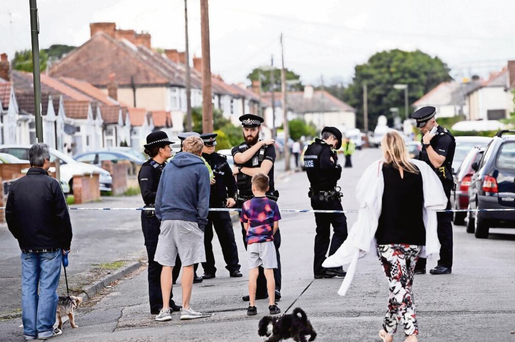 Elementos de la policía de Reino Unido acordonaron ayer la zona donde se ubica una propiedad que es investigada por nexos con el ataque del viernes en la estación Parsons Green del Metro de Londres. (FACUNDO ARRIZABALAGA. EFE)