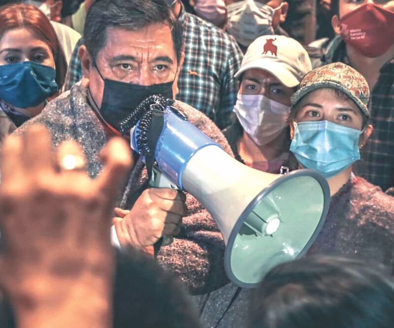 Félix Salgado Macedonio llegó por la noche a la sede del INE en la capital donde está el plantón; con un megafono, exigió que le restablezcan su candidatura. Foto: CORTESÍA