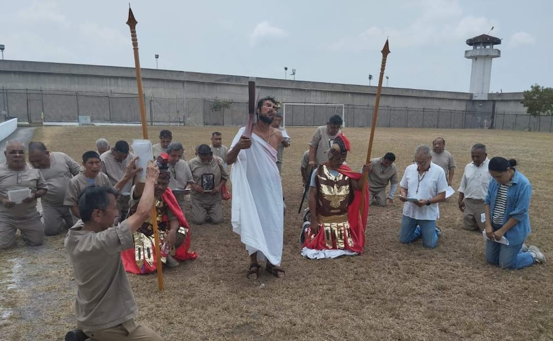 La representación inició en la capilla de la Fase II del centro penitenciario en Tamaulipas y concluyó en el campo deportivo de la misma sección (18/04/2025). Foto: Especial
