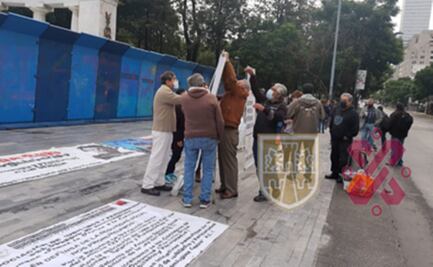 Manifestantes se dirigen al Zócalo previo al Tercer Informe de Gobierno de AMLO