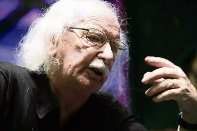 “La gente ya no se mira a los ojos, sólo ve el celular”