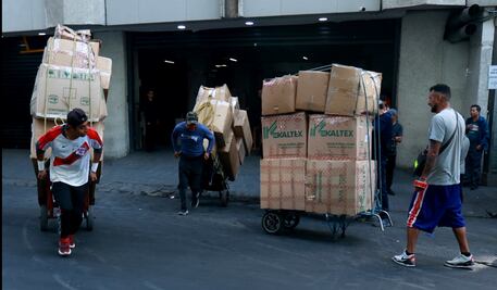 FOTOS: Mercancía de Plaza Izazaga 89 es llevada a comercios chinos del Centro de la CDMX