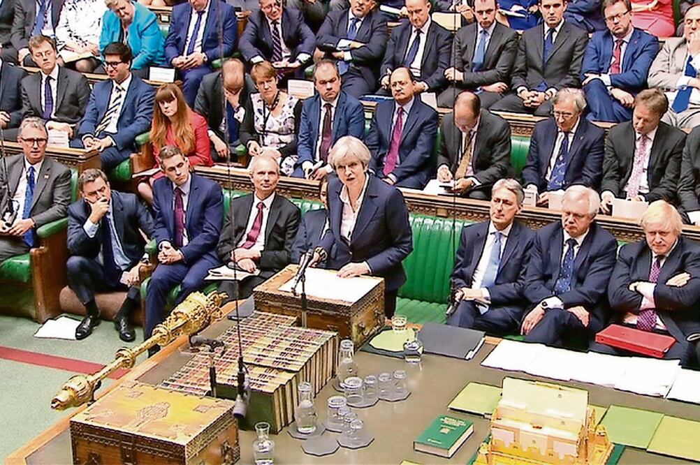 La primera ministra Theresa May habla en Londres ante el Parlamento británico, al que anunció ayer haber enviado la carta que inicia el proceso de abandono de la Unión Europea (UE). “Es un momento histórico del que no hay vuelta atrás”, afirmó (REUTERS)