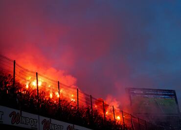 Afición de Veracruz ingresa bengalas al Luis "Pirata" Fuente
