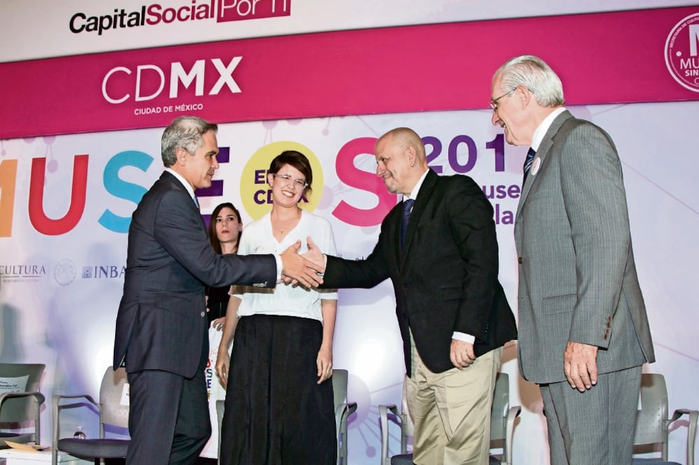 Miguel Ángel Mancera, jefe de Gobierno de la ciudad, y Eduardo Vázquez, secretario de Cultura de la capital, ayer, en conferencia de prensa. (CORTESÍA SECRETARIA DE CULTURA DE LA CDMX)