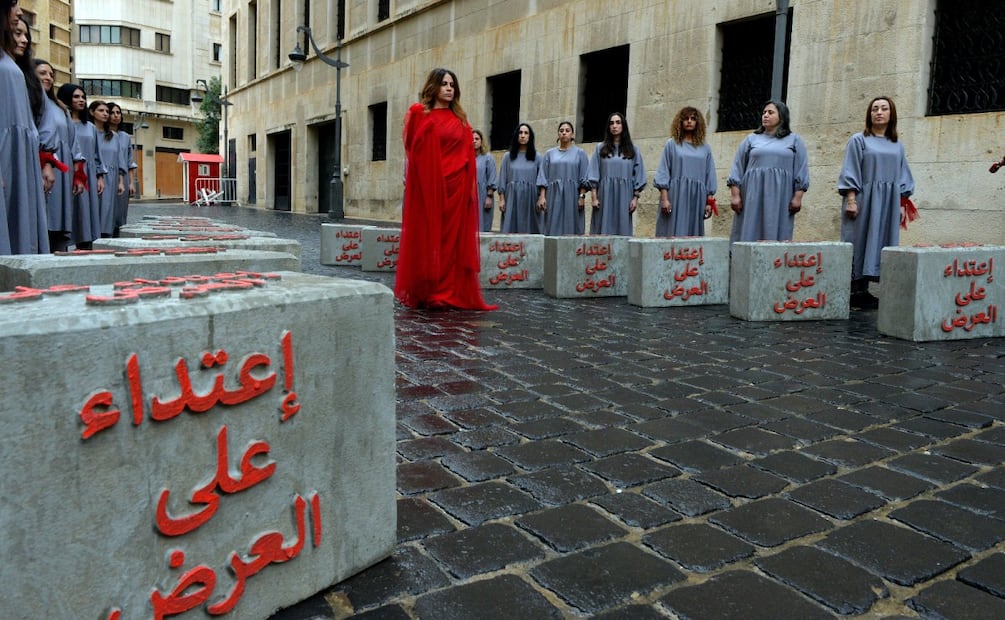 Activistas de la ONG libanesa ABAAD (que significa «dimensiones» en árabe), un centro de recursos para la igualdad de género, mantienen una protesta silenciosa y unificada frente al edificio del Parlamento en el centro de Beirut, Líbano, el 25 de noviembre de 2025. Veinte mujeres se reunieron frente al edificio del Parlamento libanés con mensajes en los que denunciaban la culpabilización de las víctimas en las agresiones sexuales y pedían penas más severas, como parte de los 16 días de activismo. ABAAD lanzó #CallItRight, una campaña nacional que exige la modificación del capítulo VII del Código Penal libanés para aumentar las penas por delitos sexuales y proteger a las sobrevivientes. Foto: EFE