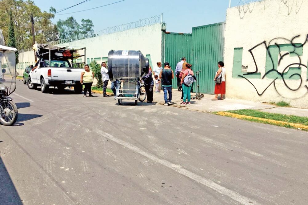 Los vecinos beneficiados se llevaron sus tinacos de mil 100 litros rodando, en “diablitos” y hasta en los toldos de autos. (CORTESÍA)