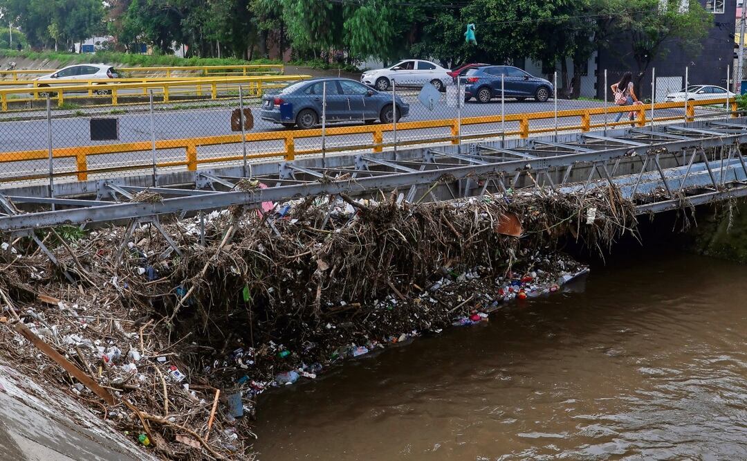 El río Hondo está totalmente taponeado por ramas de árboles, hojas y basura, por lo que es urgente sea desazolvado, pidieron vecinos. Foto: Hugo Salvador | El Universal