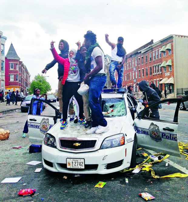 Tras el funeral el lunes pasado del joven estadounidense Freddie Gray, muerto cuando estaba en custodia de la policía, estallaron protestas y disturbios en Baltimore (JULIET LINDERMAN / AP)